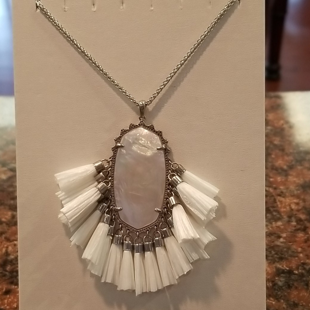 Kendra Scott Betsy necklace